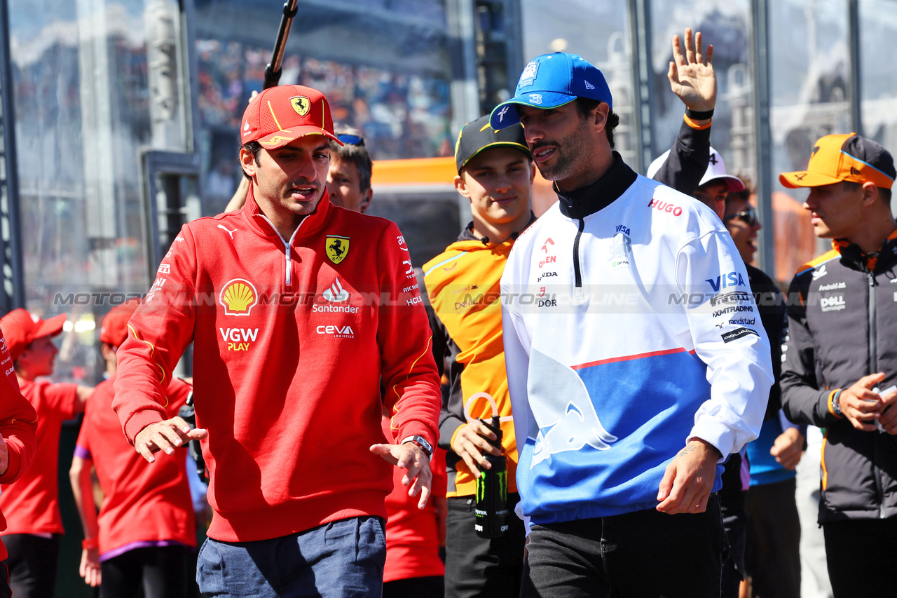 GP AUSTRALIA, (L to R): Carlos Sainz Jr (ESP) Ferrari e Daniel Ricciardo (AUS) RB on the drivers' parade.

24.03.2024. Formula 1 World Championship, Rd 3, Australian Grand Prix, Albert Park, Melbourne, Australia, Gara Day.

- www.xpbimages.com, EMail: requests@xpbimages.com © Copyright: Batchelor / XPB Images