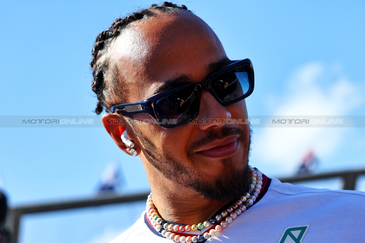 GP AUSTRALIA, Lewis Hamilton (GBR) Mercedes AMG F1 on the drivers' parade.

24.03.2024. Formula 1 World Championship, Rd 3, Australian Grand Prix, Albert Park, Melbourne, Australia, Gara Day.

- www.xpbimages.com, EMail: requests@xpbimages.com © Copyright: Batchelor / XPB Images