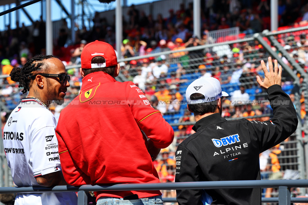 GP AUSTRALIA, Lewis Hamilton (GBR) Mercedes AMG F1 e Charles Leclerc (MON) Ferrari on the drivers' parade.

24.03.2024. Formula 1 World Championship, Rd 3, Australian Grand Prix, Albert Park, Melbourne, Australia, Gara Day.

- www.xpbimages.com, EMail: requests@xpbimages.com © Copyright: Batchelor / XPB Images