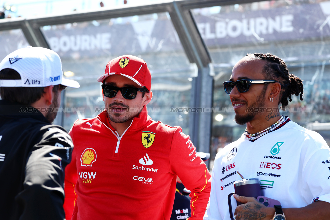 GP AUSTRALIA, (L to R): Charles Leclerc (MON) Ferrari e Lewis Hamilton (GBR) Mercedes AMG F1 on the drivers' parade.

24.03.2024. Formula 1 World Championship, Rd 3, Australian Grand Prix, Albert Park, Melbourne, Australia, Gara Day.

 - www.xpbimages.com, EMail: requests@xpbimages.com © Copyright: Coates / XPB Images