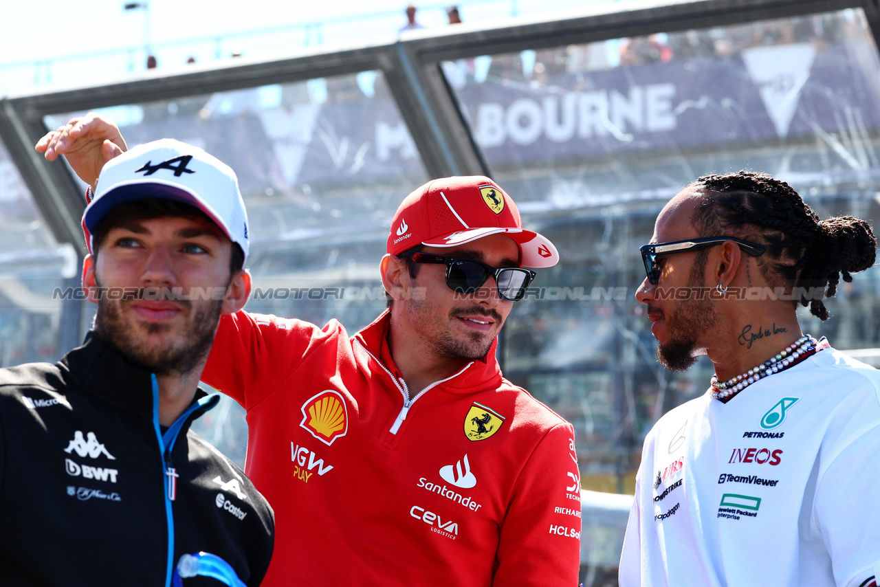 GP AUSTRALIA, (L to R): Charles Leclerc (MON) Ferrari e Lewis Hamilton (GBR) Mercedes AMG F1 on the drivers' parade.

24.03.2024. Formula 1 World Championship, Rd 3, Australian Grand Prix, Albert Park, Melbourne, Australia, Gara Day.

 - www.xpbimages.com, EMail: requests@xpbimages.com © Copyright: Coates / XPB Images