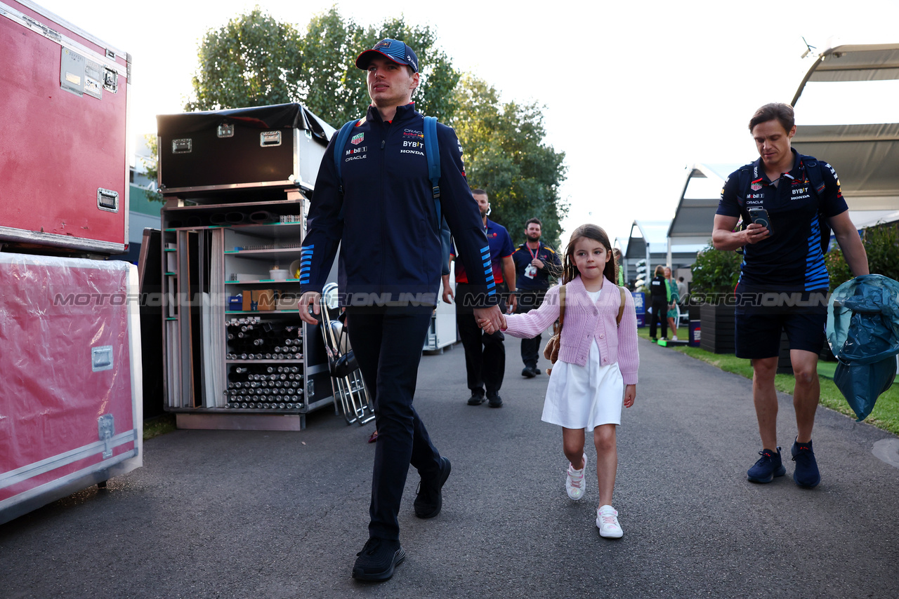 GP AUSTRALIA, Max Verstappen (NLD) Red Bull Racing with Penelope, daughter of Domenica Kelly Piquet (BRA).

24.03.2024. Formula 1 World Championship, Rd 3, Australian Grand Prix, Albert Park, Melbourne, Australia, Gara Day.

 - www.xpbimages.com, EMail: requests@xpbimages.com © Copyright: Coates / XPB Images