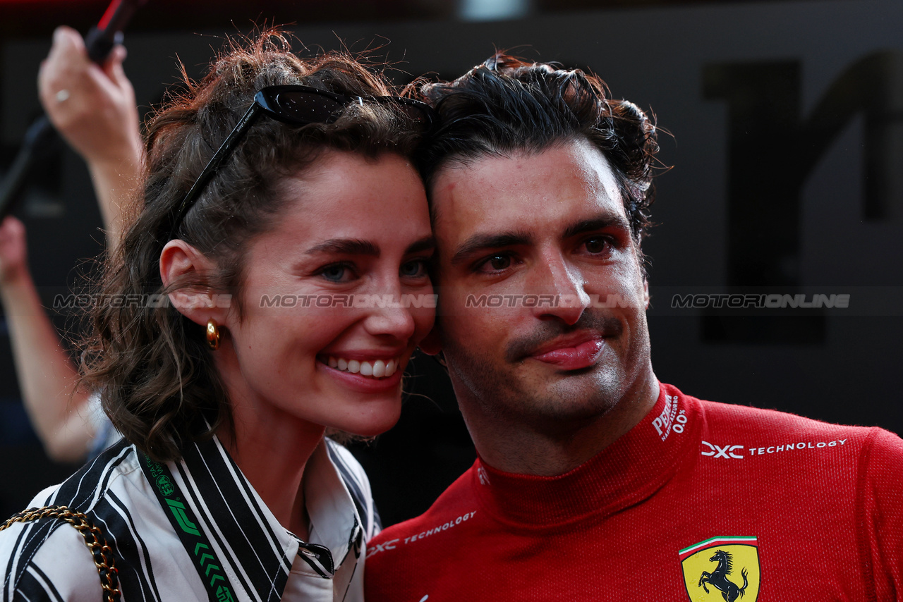 GP AUSTRALIA, (L to R): Rebecca Donaldson (GBR) with her boyfriend Carlos Sainz Jr (ESP) Ferrari.

24.03.2024. Formula 1 World Championship, Rd 3, Australian Grand Prix, Albert Park, Melbourne, Australia, Gara Day.

 - www.xpbimages.com, EMail: requests@xpbimages.com © Copyright: Coates / XPB Images