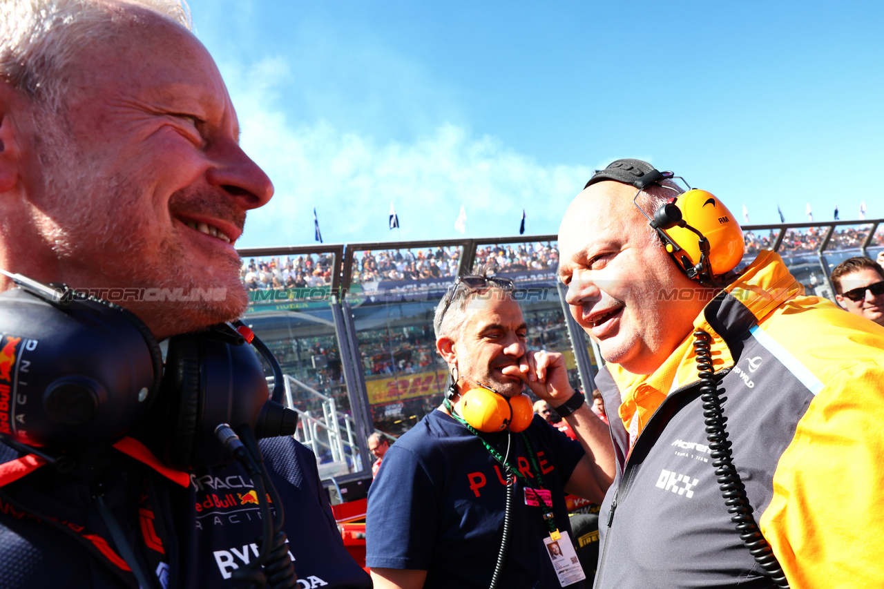 GP AUSTRALIA, Paul Monaghan (GBR) Red Bull Racing Chief Engineer (Left) with Rob Marshall (GBR) McLaren Technical Director (Right) on the grid.

24.03.2024. Formula 1 World Championship, Rd 3, Australian Grand Prix, Albert Park, Melbourne, Australia, Gara Day.

- www.xpbimages.com, EMail: requests@xpbimages.com © Copyright: Batchelor / XPB Images