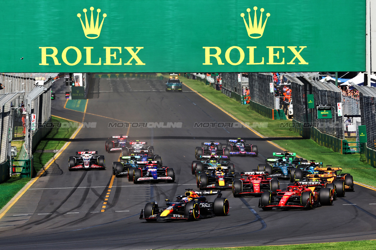 GP AUSTRALIA, Max Verstappen (NLD) Red Bull Racing RB20 davanti a at the partenza of the race.

24.03.2024. Formula 1 World Championship, Rd 3, Australian Grand Prix, Albert Park, Melbourne, Australia, Gara Day.

 - www.xpbimages.com, EMail: requests@xpbimages.com © Copyright: Coates / XPB Images