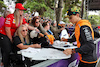 GP von Australien, Oscar Piastri (AUS) McLaren mit Fans. 24.03.2024. Formel-1-Weltmeisterschaft, Rd 3, Großer Preis von Australien, Albert Park, Melbourne, Australien, Renntag. – www.xpbimages.com, E-Mail: request@xpbimages.com © Copyright: Moy / XPB Images