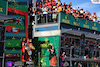 GP AUSTRALIA, El podio (de izquierda a derecha): Charles Leclerc (MON) Ferrari, segundo; Carlos Sainz Jr (ESP) Ferrari, ganador; Lando Norris (GBR) McLaren, tercero. 24.03.2024. Campeonato Mundial de Fórmula 1, Ronda 3, Gran Premio de Australia, Albert Park, Melbourne, Australia, Día de la carrera - www.xpbimages.com, correo electrónico: request@xpbimages.com © Copyright: Coates / XPB Images