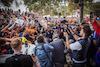 AUSTRALIAN GP, Sergio Perez (MEX) Red Bull Racing mit Fans. 24.03.2024. Formel-1-Weltmeisterschaft, Runde 3, Großer Preis von Australien, Albert Park, Melbourne, Australien, Renntag. – www.xpbimages.com, E-Mail: request@xpbimages.com © Copyright: Bearne / XPB Images