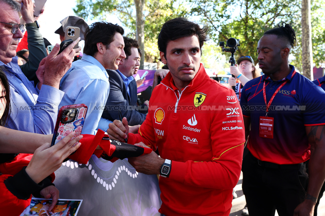 GP AUSTRALIA, Carlos Sainz Jr (ESP) Ferrari with fans.

21.03.2024. Formula 1 World Championship, Rd 3, Australian Grand Prix, Albert Park, Melbourne, Australia, Preparation Day.

 - www.xpbimages.com, EMail: requests@xpbimages.com © Copyright: Coates / XPB Images