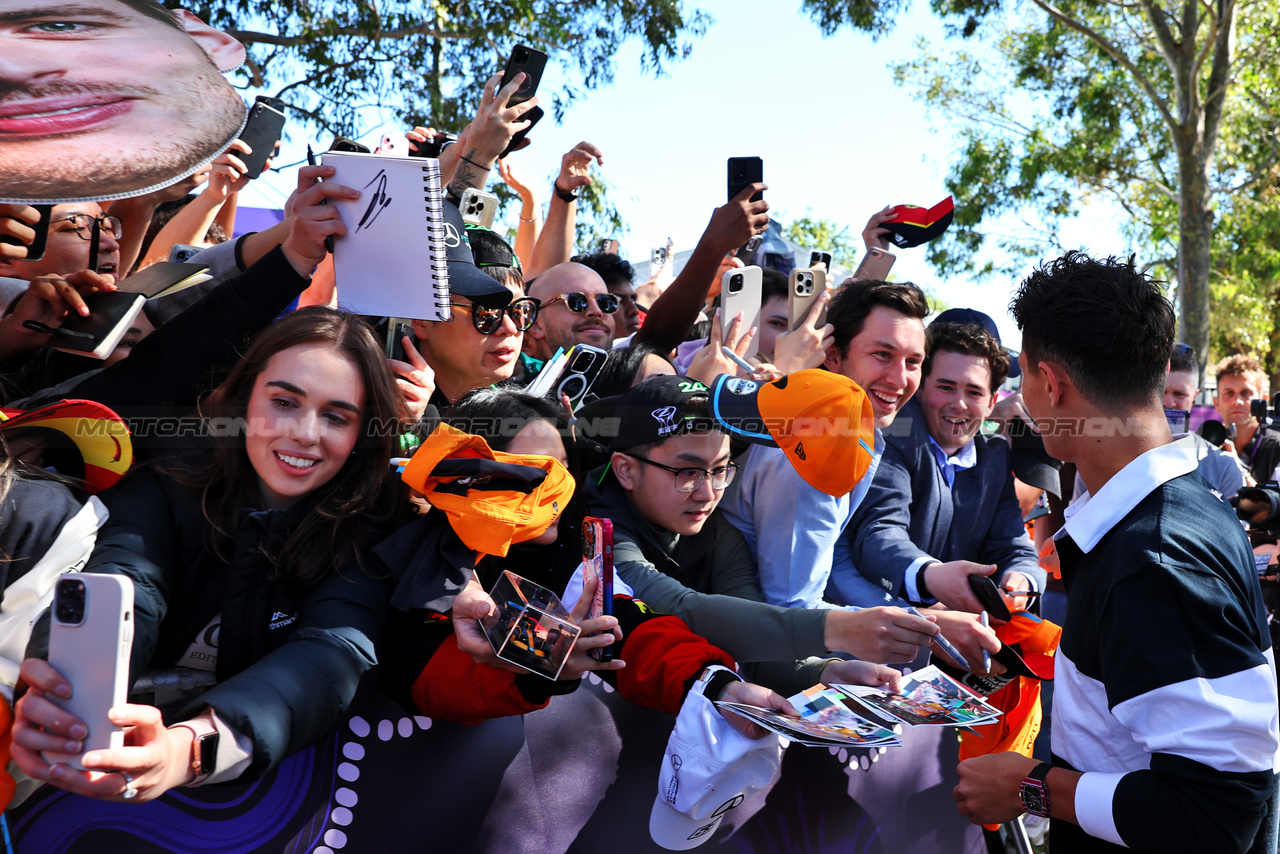 GP AUSTRALIA, Lando Norris (GBR) McLaren with fans.

21.03.2024. Formula 1 World Championship, Rd 3, Australian Grand Prix, Albert Park, Melbourne, Australia, Preparation Day.

- www.xpbimages.com, EMail: requests@xpbimages.com © Copyright: Batchelor / XPB Images