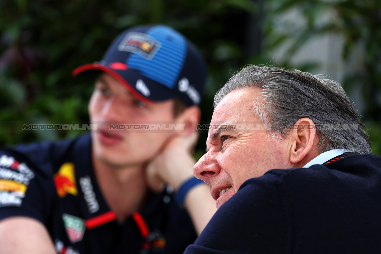 GP AUSTRALIA, Raymond Vermeulen (NLD) Driver Manager with Max Verstappen (NLD) Red Bull Racing.

21.03.2024. Formula 1 World Championship, Rd 3, Australian Grand Prix, Albert Park, Melbourne, Australia, Preparation Day.

- www.xpbimages.com, EMail: requests@xpbimages.com © Copyright: Moy / XPB Images