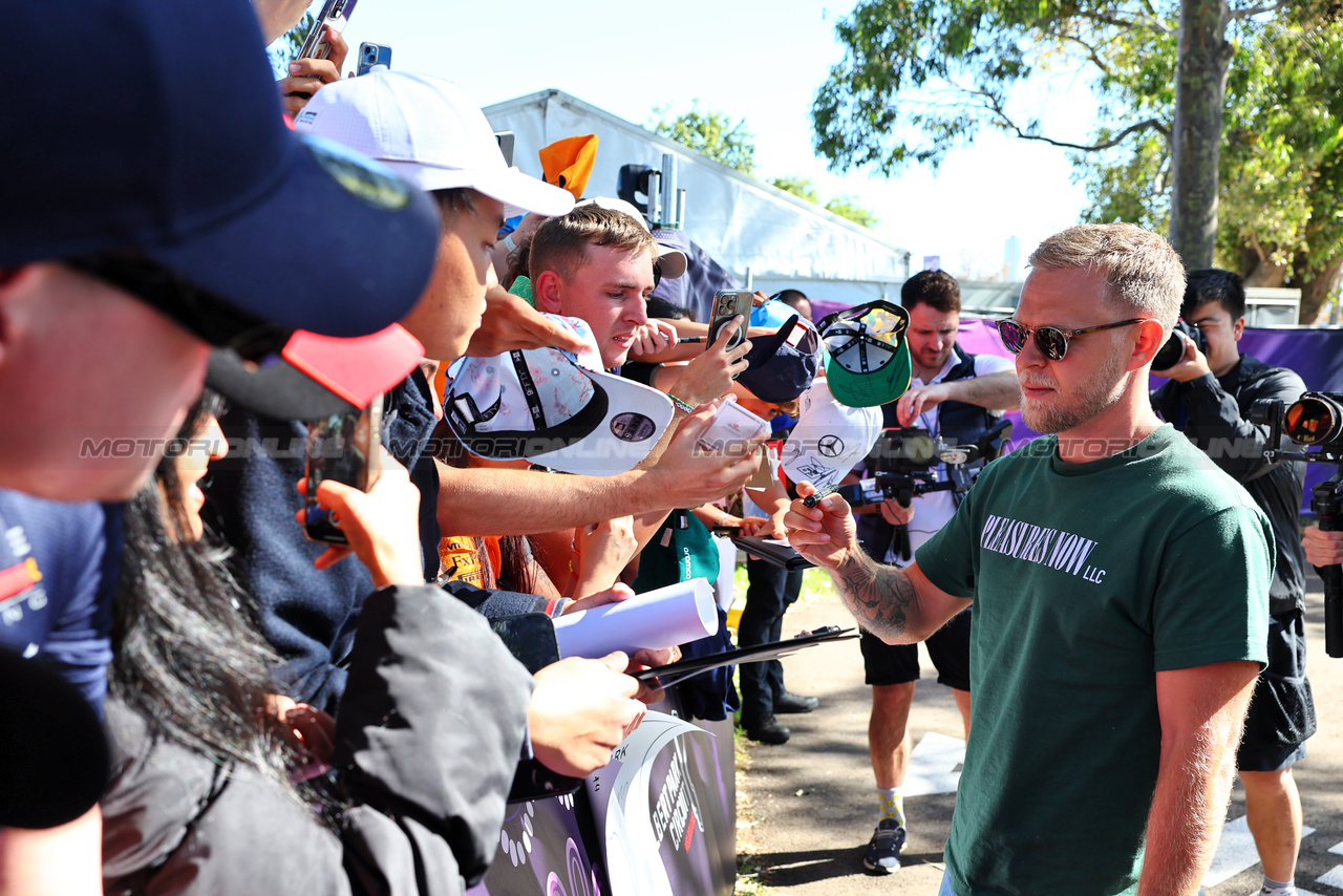GP AUSTRALIA, Kevin Magnussen (DEN) Haas F1 Team with fans.

21.03.2024. Formula 1 World Championship, Rd 3, Australian Grand Prix, Albert Park, Melbourne, Australia, Preparation Day.

- www.xpbimages.com, EMail: requests@xpbimages.com © Copyright: Batchelor / XPB Images