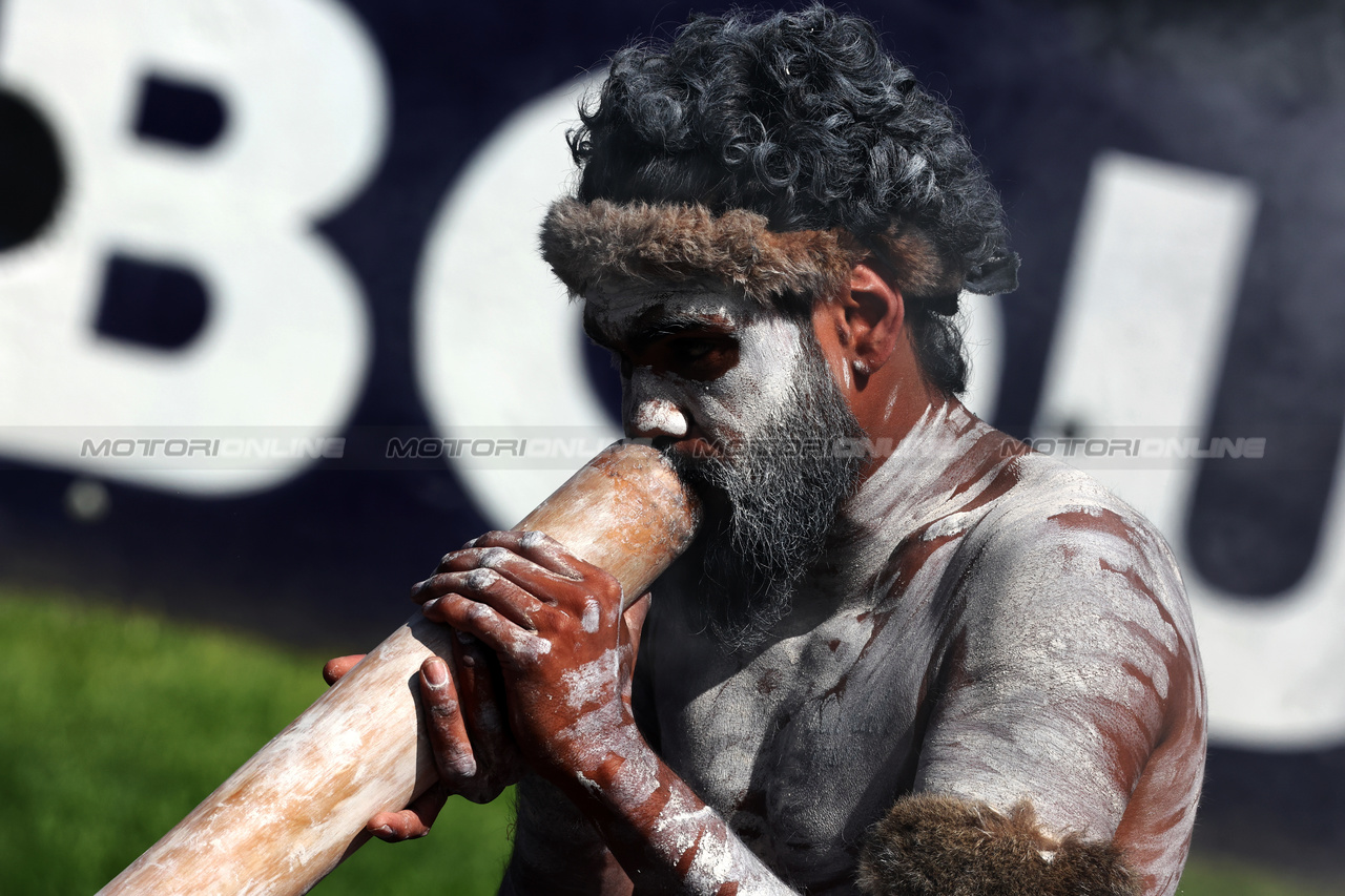 GP AUSTRALIA, Circuit Atmosfera - a didgeridoo player.

21.03.2024. Formula 1 World Championship, Rd 3, Australian Grand Prix, Albert Park, Melbourne, Australia, Preparation Day.

 - www.xpbimages.com, EMail: requests@xpbimages.com © Copyright: Coates / XPB Images