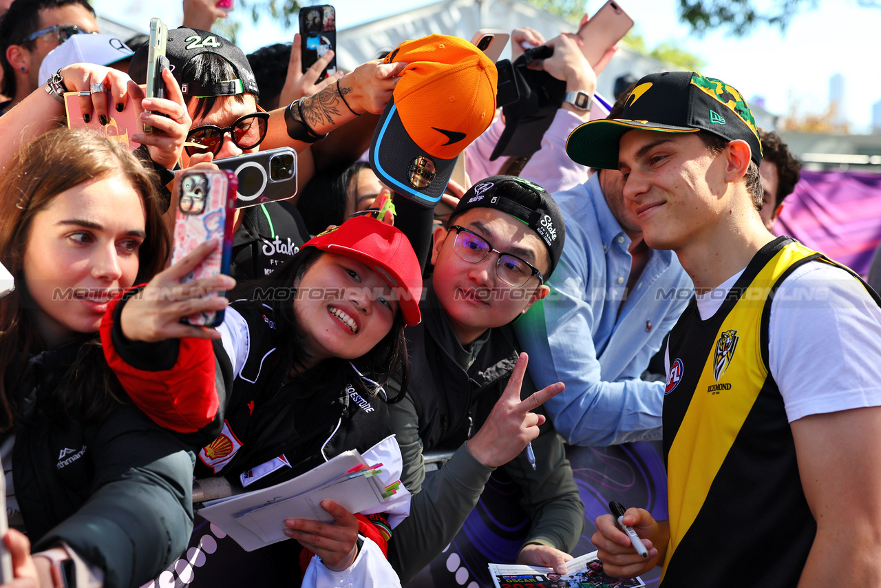 GP AUSTRALIA, Oscar Piastri (AUS) McLaren with fans.

21.03.2024. Formula 1 World Championship, Rd 3, Australian Grand Prix, Albert Park, Melbourne, Australia, Preparation Day.

- www.xpbimages.com, EMail: requests@xpbimages.com © Copyright: Batchelor / XPB Images