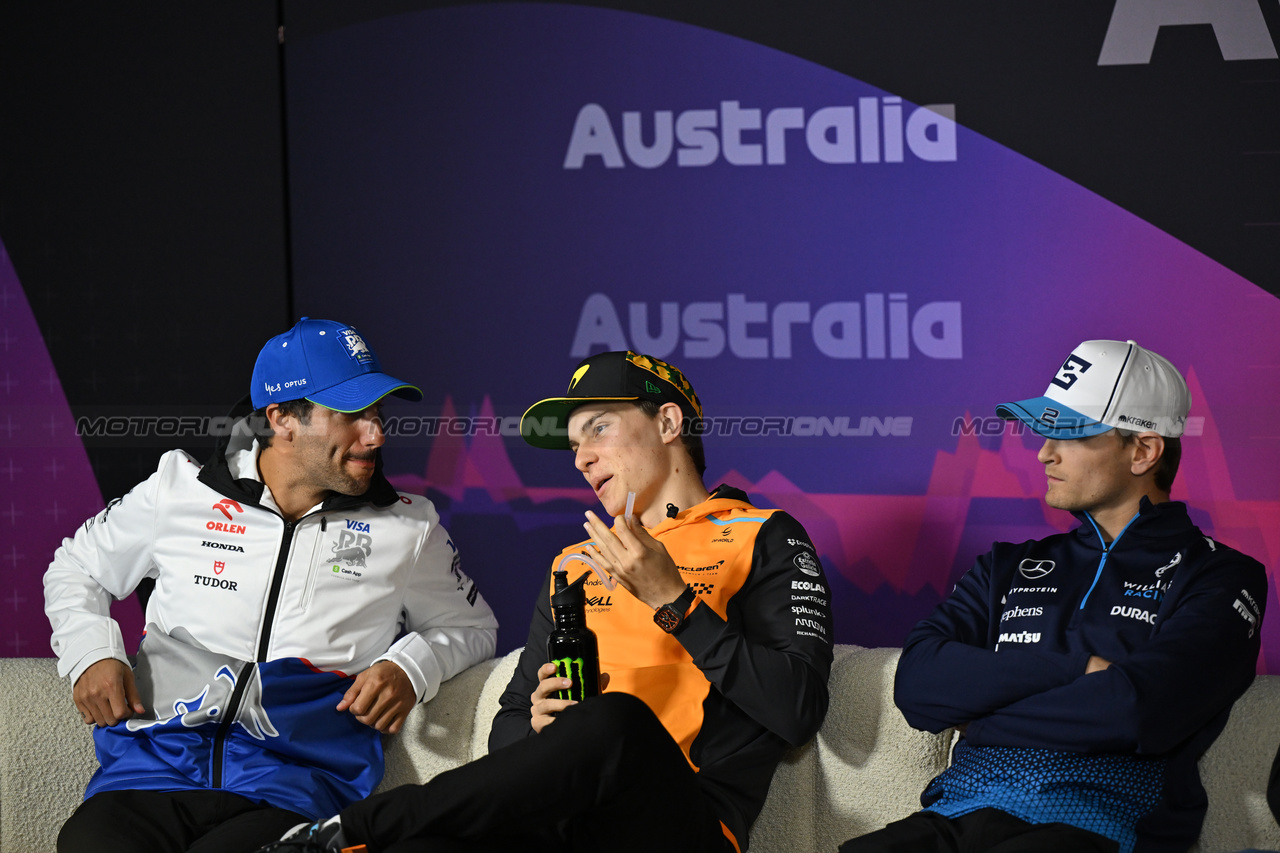 GP AUSTRALIA, (L to R): Daniel Ricciardo (AUS) RB; Oscar Piastri (AUS) McLaren; e Logan Sargeant (USA) Williams Racing, in the FIA Press Conference.

21.03.2024. Formula 1 World Championship, Rd 3, Australian Grand Prix, Albert Park, Melbourne, Australia, Preparation Day.

- www.xpbimages.com, EMail: requests@xpbimages.com © Copyright: XPB Images
