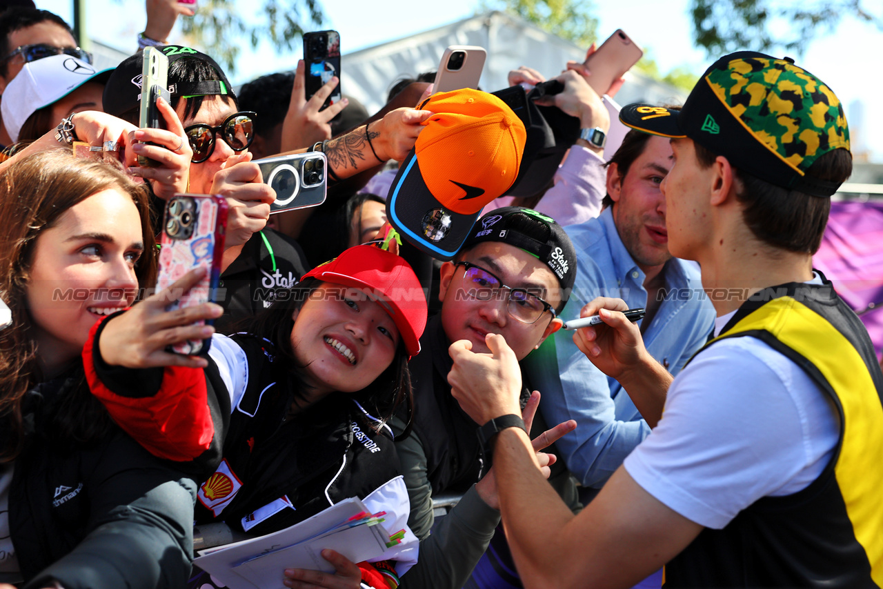 GP AUSTRALIA, Oscar Piastri (AUS) McLaren with fans.

21.03.2024. Formula 1 World Championship, Rd 3, Australian Grand Prix, Albert Park, Melbourne, Australia, Preparation Day.

- www.xpbimages.com, EMail: requests@xpbimages.com © Copyright: Batchelor / XPB Images