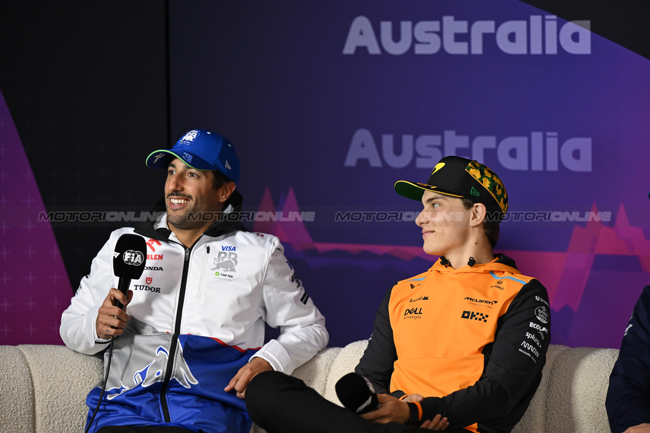 GP AUSTRALIA, (L to R): Daniel Ricciardo (AUS) RB e Oscar Piastri (AUS) McLaren in the FIA Press Conference.

21.03.2024. Formula 1 World Championship, Rd 3, Australian Grand Prix, Albert Park, Melbourne, Australia, Preparation Day.

- www.xpbimages.com, EMail: requests@xpbimages.com © Copyright: XPB Images