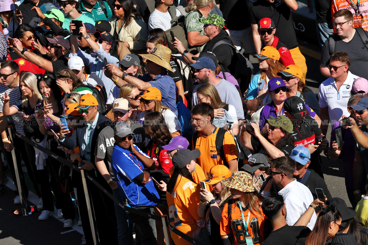 GP AUSTRALIA, Circuit Atmosfera - fans in the pit lane.

21.03.2024. Formula 1 World Championship, Rd 3, Australian Grand Prix, Albert Park, Melbourne, Australia, Preparation Day.

- www.xpbimages.com, EMail: requests@xpbimages.com © Copyright: Moy / XPB Images