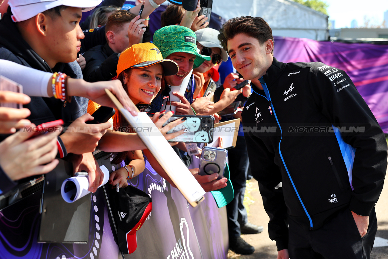 GP AUSTRALIA, Jack Doohan (AUS) Alpine F1 Team Reserve Driver with fans.

21.03.2024. Formula 1 World Championship, Rd 3, Australian Grand Prix, Albert Park, Melbourne, Australia, Preparation Day.

- www.xpbimages.com, EMail: requests@xpbimages.com © Copyright: Batchelor / XPB Images