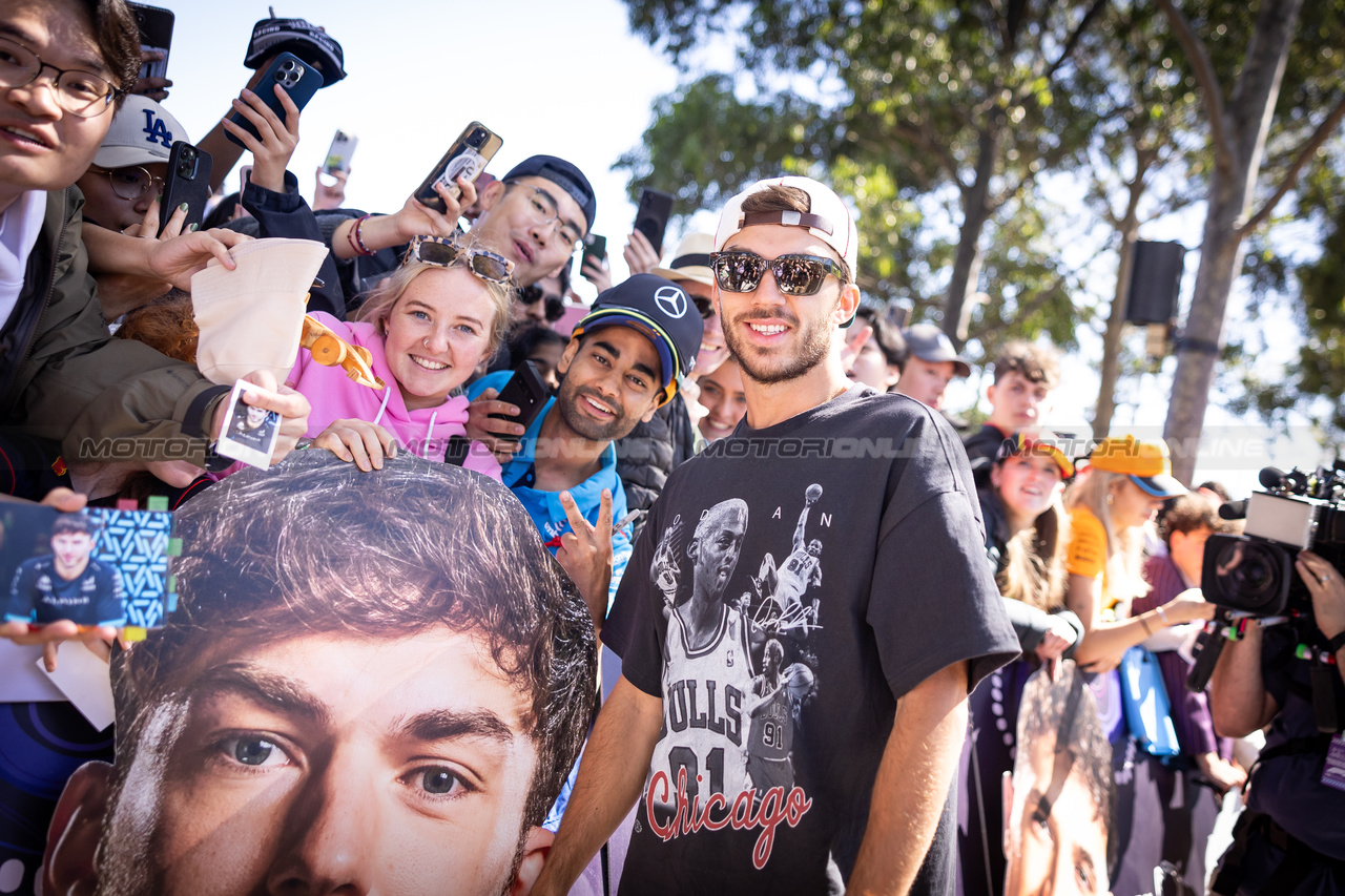 GP AUSTRALIA, Pierre Gasly (FRA) Alpine F1 Team with fans.

21.03.2024. Formula 1 World Championship, Rd 3, Australian Grand Prix, Albert Park, Melbourne, Australia, Preparation Day.

- www.xpbimages.com, EMail: requests@xpbimages.com © Copyright: Bearne / XPB Images