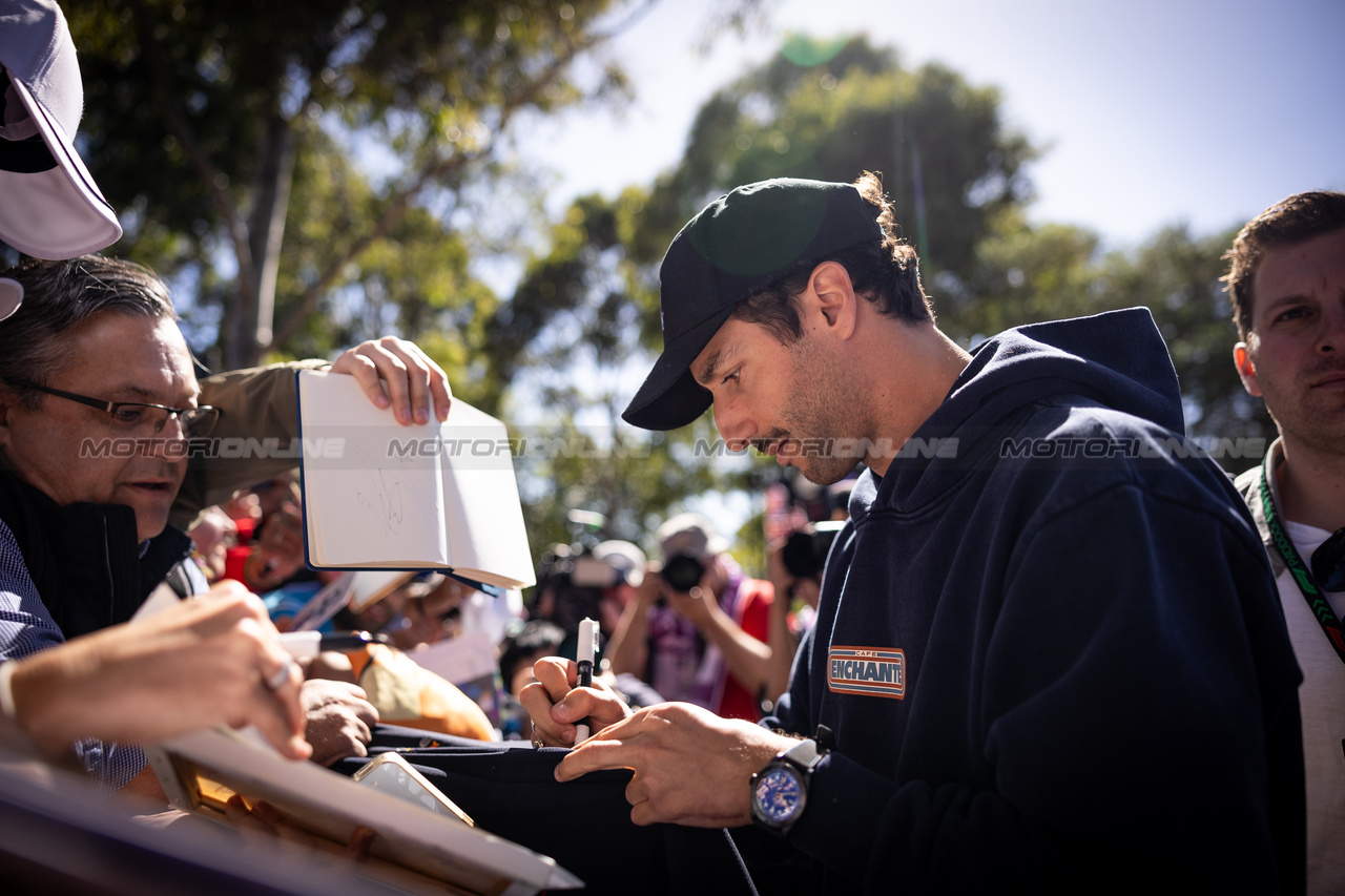 GP AUSTRALIA, Daniel Ricciardo (AUS) RB with fans.

21.03.2024. Formula 1 World Championship, Rd 3, Australian Grand Prix, Albert Park, Melbourne, Australia, Preparation Day.

- www.xpbimages.com, EMail: requests@xpbimages.com © Copyright: Bearne / XPB Images