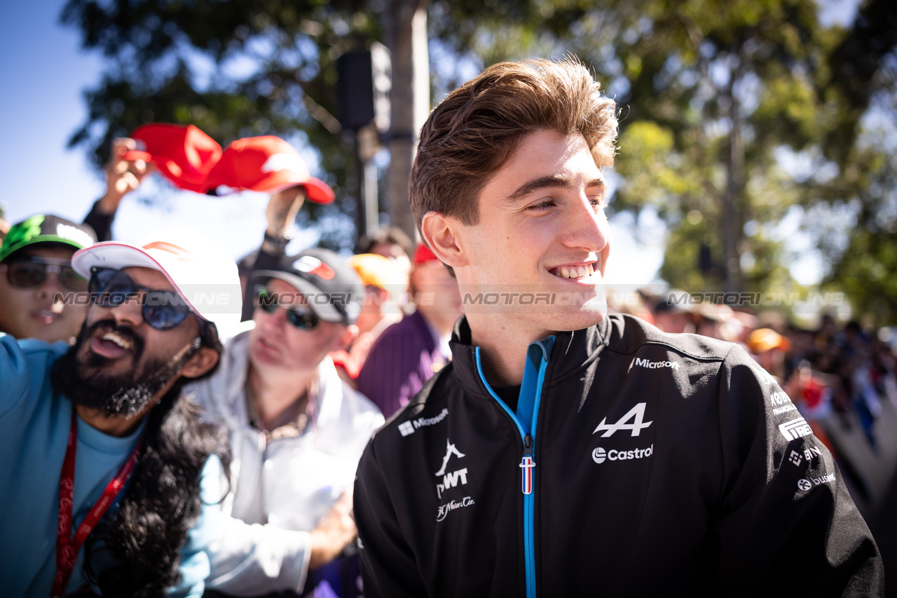 GP AUSTRALIA, Jack Doohan (AUS) Alpine F1 Team Reserve Driver with fans.

21.03.2024. Formula 1 World Championship, Rd 3, Australian Grand Prix, Albert Park, Melbourne, Australia, Preparation Day.

- www.xpbimages.com, EMail: requests@xpbimages.com © Copyright: Bearne / XPB Images