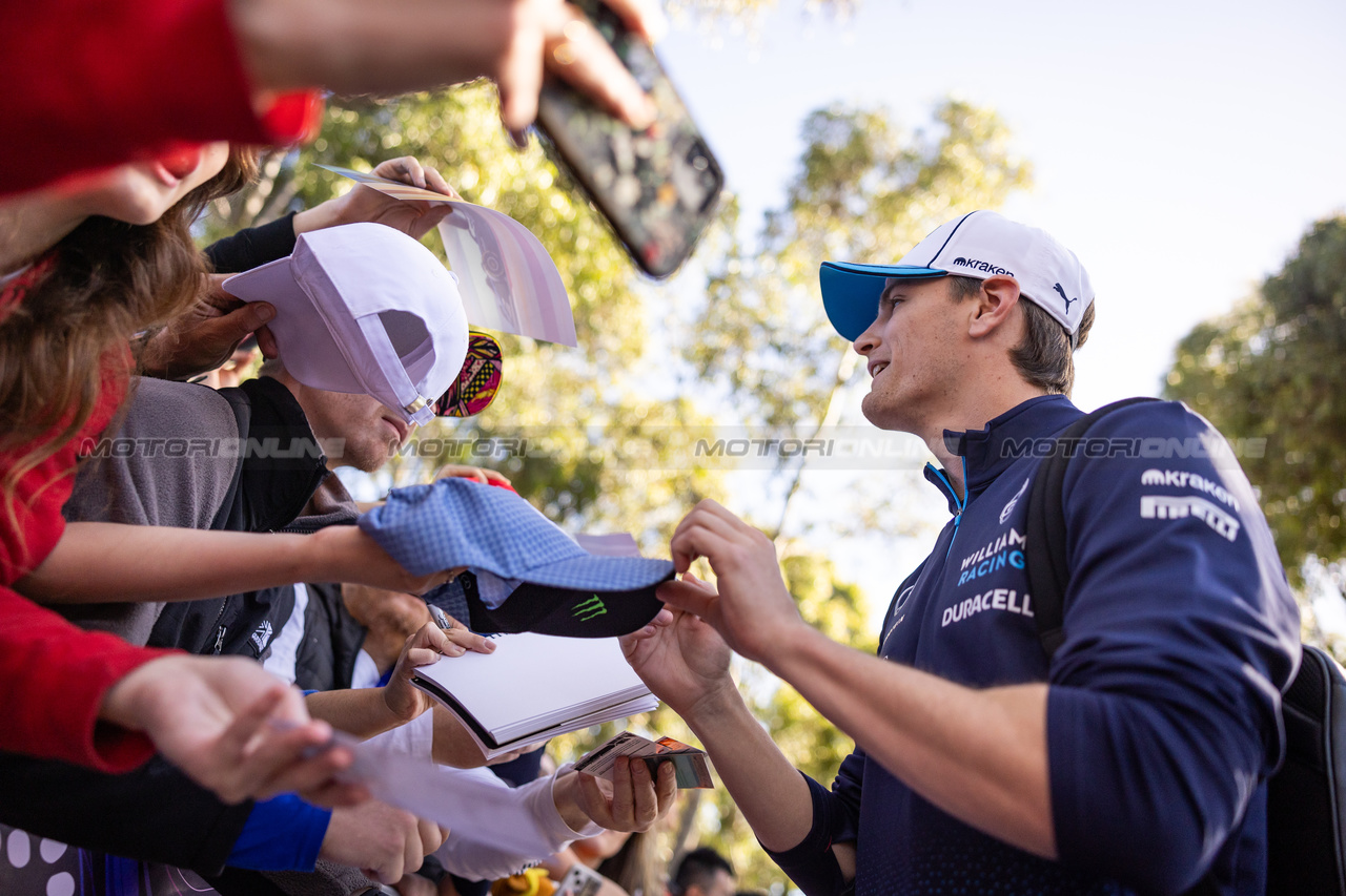 GP AUSTRALIA, Logan Sargeant (USA) Williams Racing with fans.

21.03.2024. Formula 1 World Championship, Rd 3, Australian Grand Prix, Albert Park, Melbourne, Australia, Preparation Day.

- www.xpbimages.com, EMail: requests@xpbimages.com © Copyright: Bearne / XPB Images