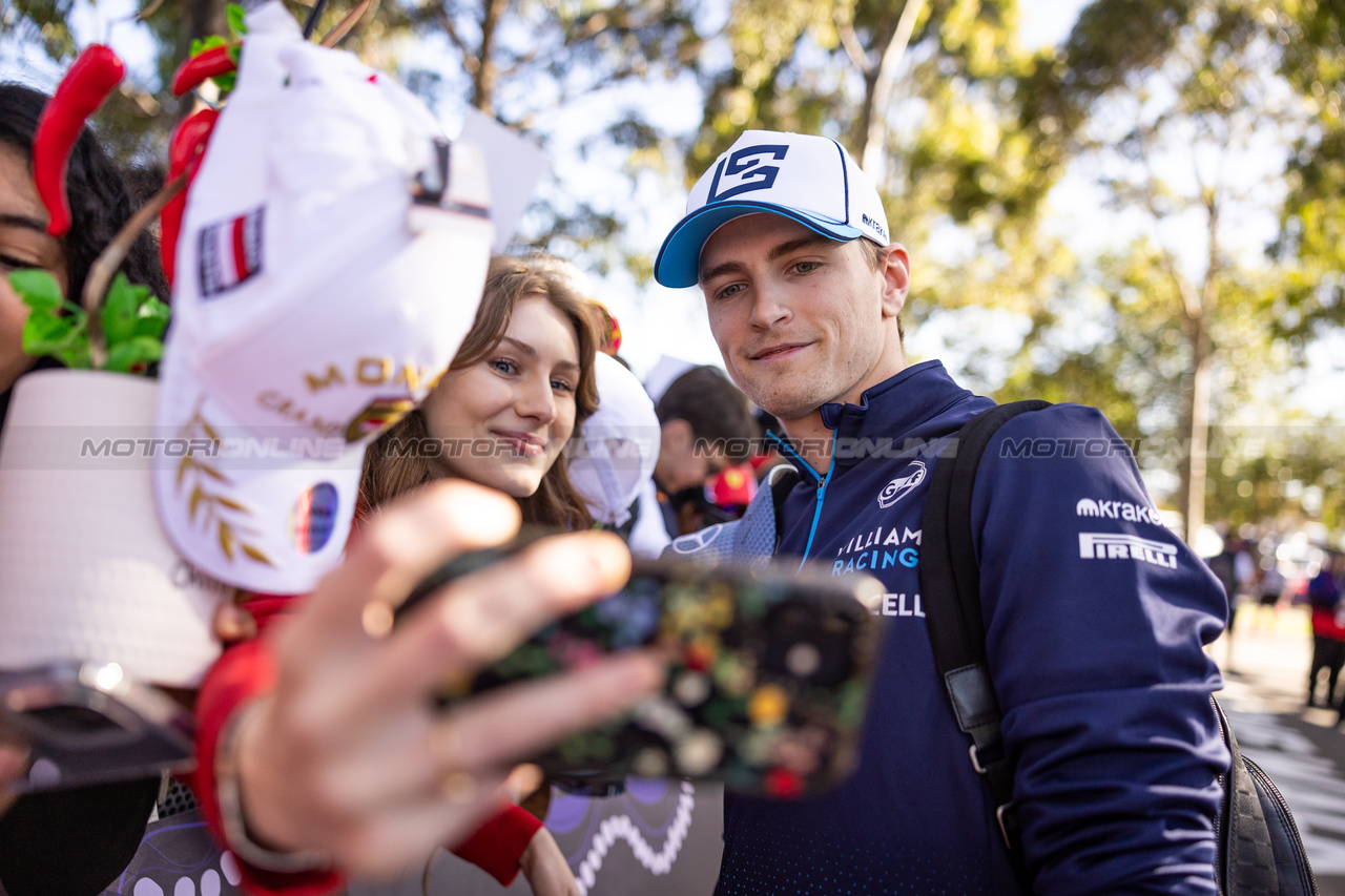 GP AUSTRALIA, Logan Sargeant (USA) Williams Racing with fans.

21.03.2024. Formula 1 World Championship, Rd 3, Australian Grand Prix, Albert Park, Melbourne, Australia, Preparation Day.

- www.xpbimages.com, EMail: requests@xpbimages.com © Copyright: Bearne / XPB Images