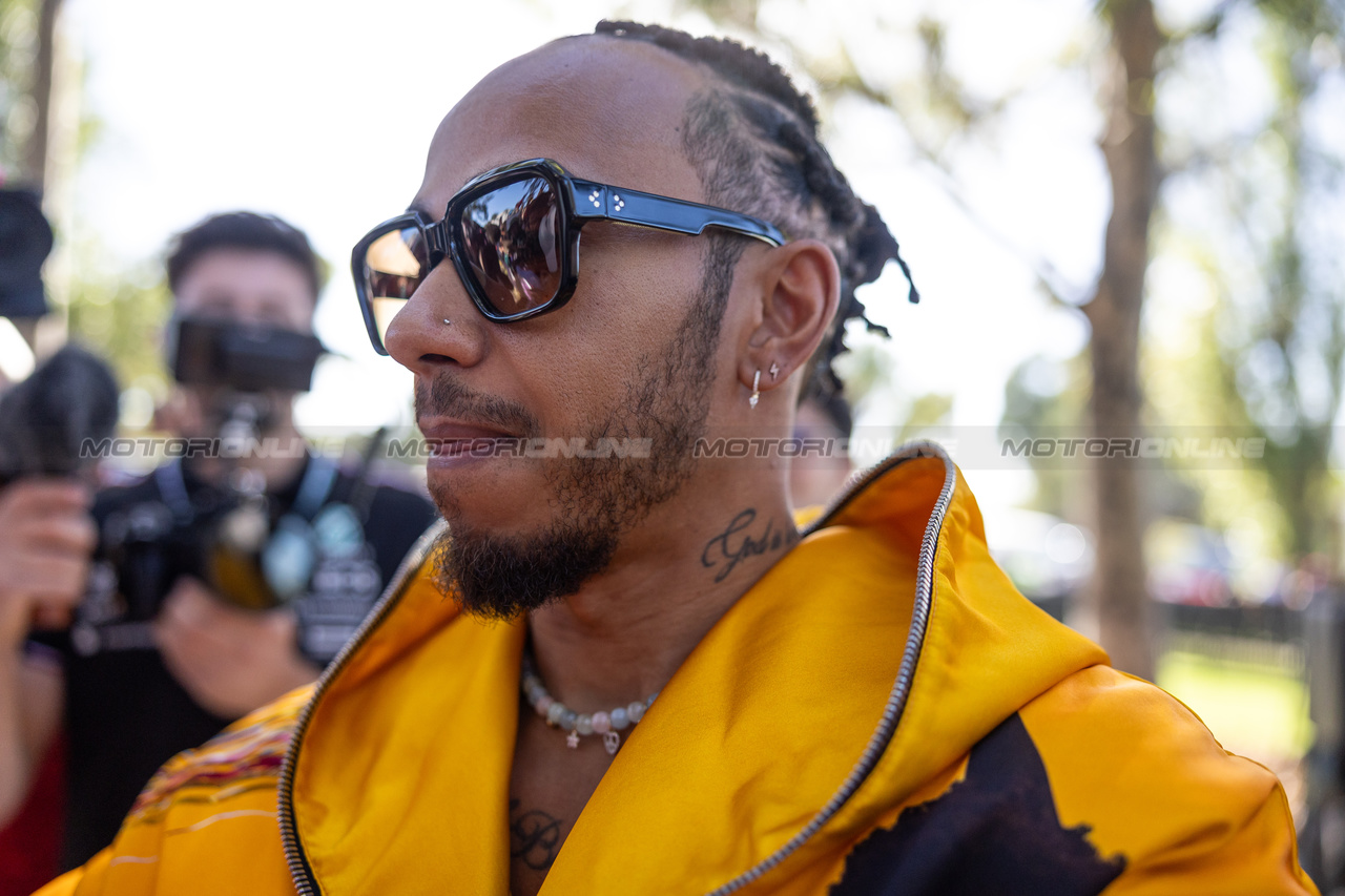 GP AUSTRALIA, Lewis Hamilton (GBR) Mercedes AMG F1 with fans.

21.03.2024. Formula 1 World Championship, Rd 3, Australian Grand Prix, Albert Park, Melbourne, Australia, Preparation Day.

- www.xpbimages.com, EMail: requests@xpbimages.com © Copyright: Bearne / XPB Images