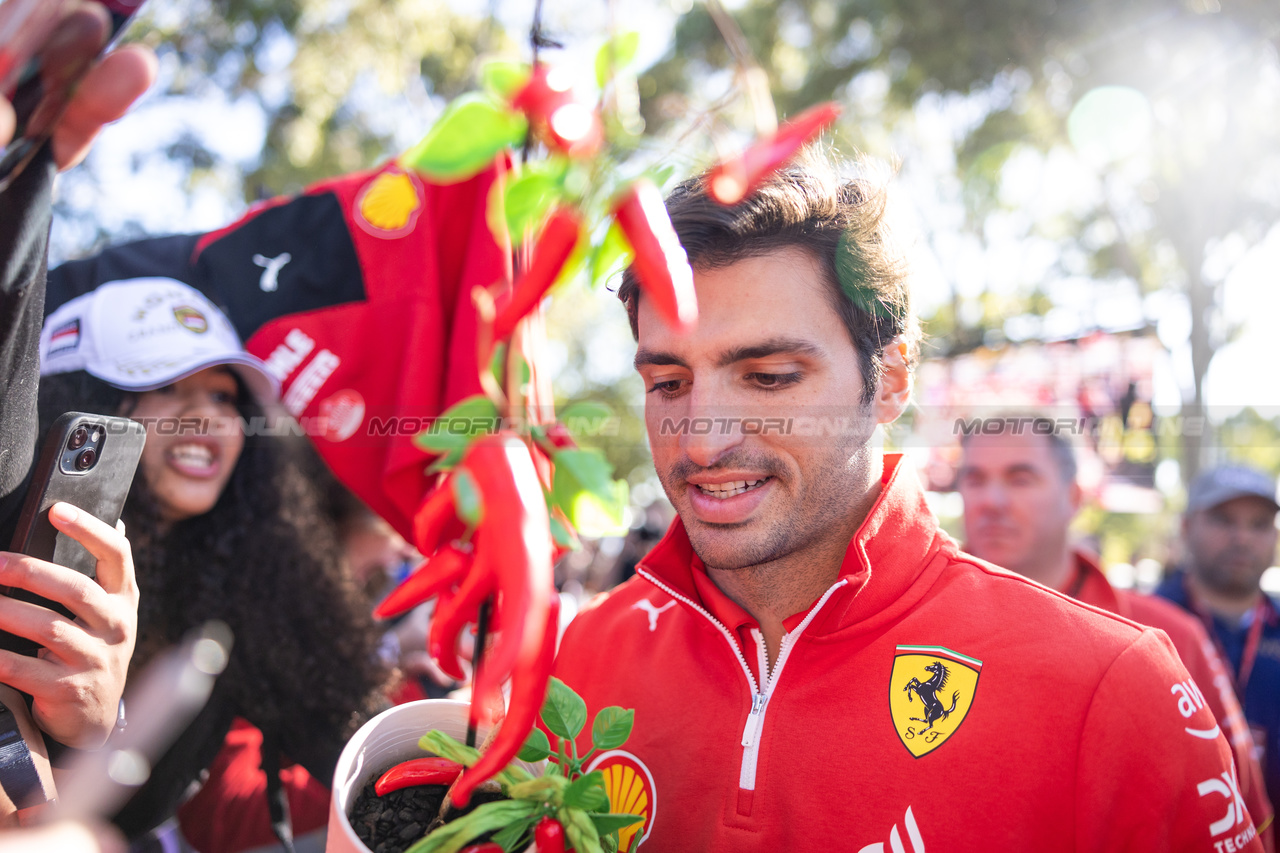 GP AUSTRALIA, Carlos Sainz Jr (ESP) Ferrari with fans.

21.03.2024. Formula 1 World Championship, Rd 3, Australian Grand Prix, Albert Park, Melbourne, Australia, Preparation Day.

- www.xpbimages.com, EMail: requests@xpbimages.com © Copyright: Bearne / XPB Images