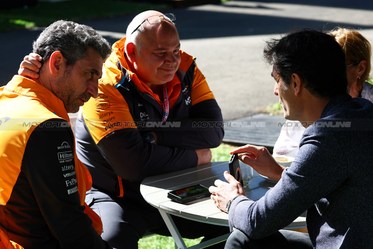 GP AUSTRALIA, (L to R): Andrea Stella (ITA) McLaren Team Principal; Rob Marshall (GBR) McLaren Technical Director; e Mark Webber (AUS) Channel 4 Presenter / Driver Manager.

21.03.2024. Formula 1 World Championship, Rd 3, Australian Grand Prix, Albert Park, Melbourne, Australia, Preparation Day.

 - www.xpbimages.com, EMail: requests@xpbimages.com © Copyright: Coates / XPB Images