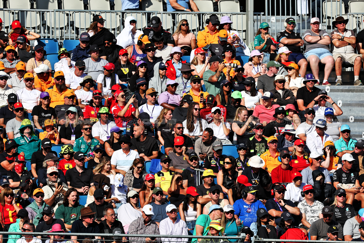 GP AUSTRALIA, Circuit Atmosfera - fans.

23.03.2024. Formula 1 World Championship, Rd 3, Australian Grand Prix, Albert Park, Melbourne, Australia, Qualifiche Day.

- www.xpbimages.com, EMail: requests@xpbimages.com © Copyright: Moy / XPB Images