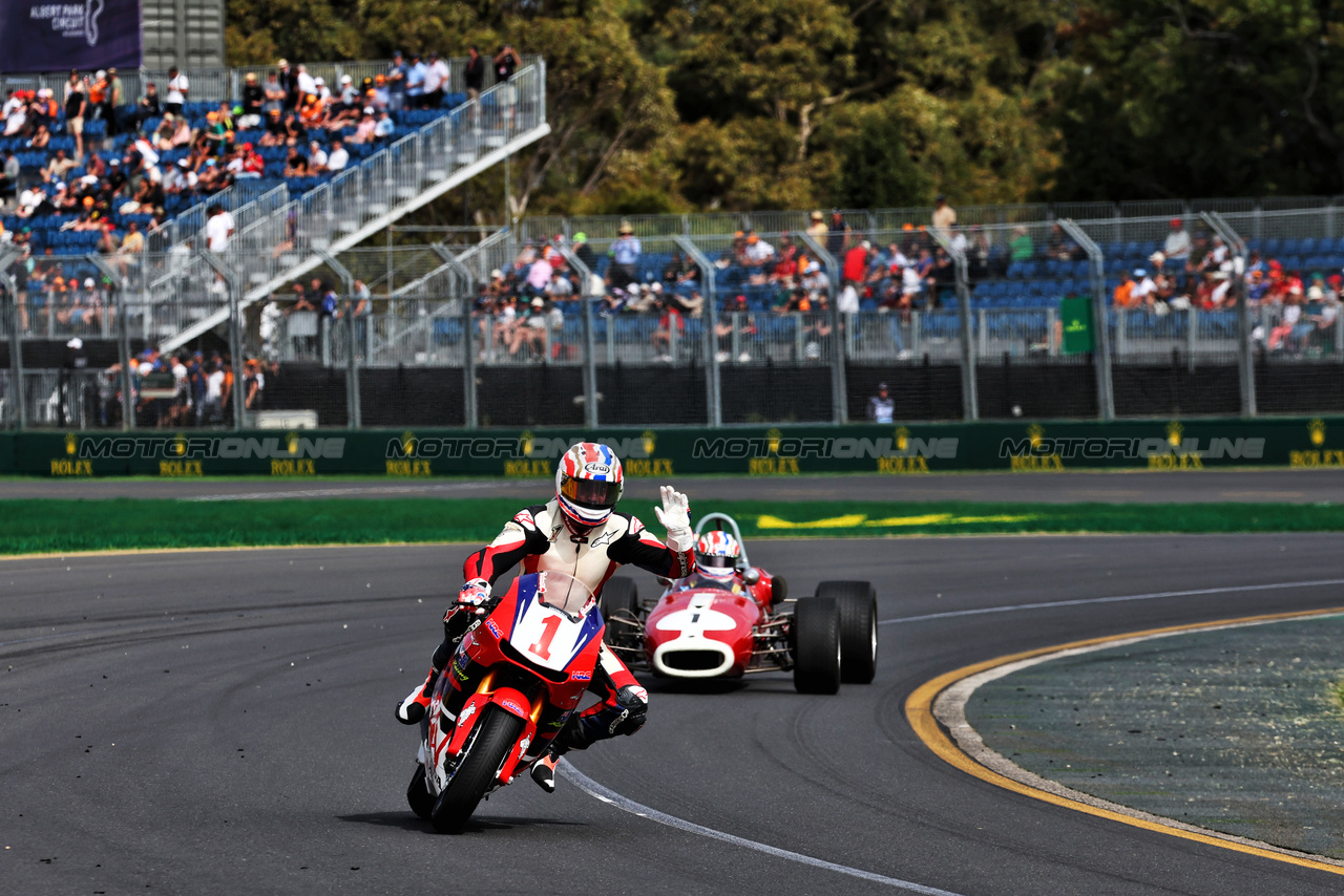 GP AUSTRALIA, Mick Doohan (AUS) on a Honda 500cc motorbike e son Jack Doohan (AUS) Alpine F1 Team Reserve Driver in a Brabham BT23B.

23.03.2024. Formula 1 World Championship, Rd 3, Australian Grand Prix, Albert Park, Melbourne, Australia, Qualifiche Day.

- www.xpbimages.com, EMail: requests@xpbimages.com © Copyright: Moy / XPB Images