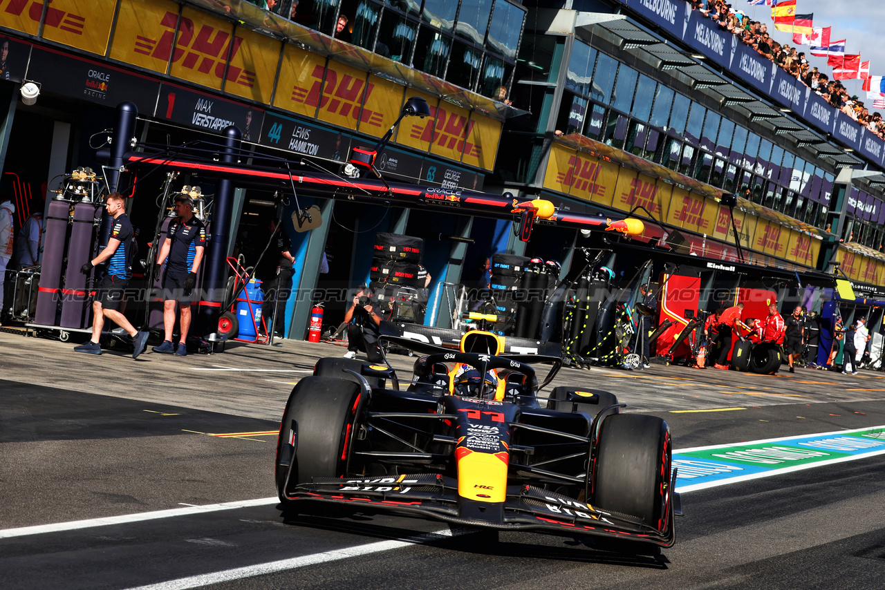 GP AUSTRALIA, Sergio Perez (MEX) Red Bull Racing RB20 leaves the pits.

23.03.2024. Formula 1 World Championship, Rd 3, Australian Grand Prix, Albert Park, Melbourne, Australia, Qualifiche Day.

- www.xpbimages.com, EMail: requests@xpbimages.com © Copyright: Batchelor / XPB Images