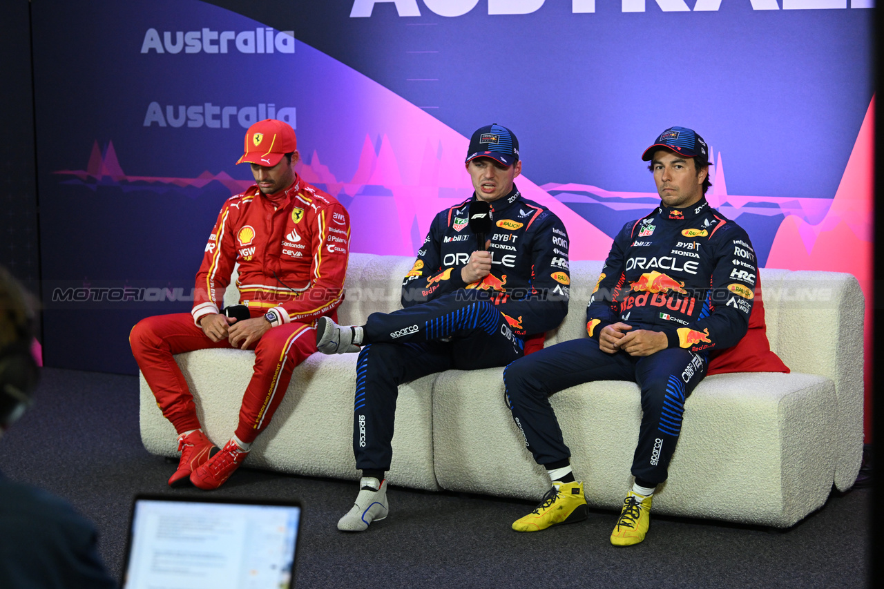 GP AUSTRALIA, (L to R): Carlos Sainz Jr (ESP) Ferrari; Max Verstappen (NLD) Red Bull Racing; e Sergio Perez (MEX) Red Bull Racing, in the post qualifying FIA Press Conference.

23.03.2024. Formula 1 World Championship, Rd 3, Australian Grand Prix, Albert Park, Melbourne, Australia, Qualifiche Day.

- www.xpbimages.com, EMail: requests@xpbimages.com © Copyright: XPB Images