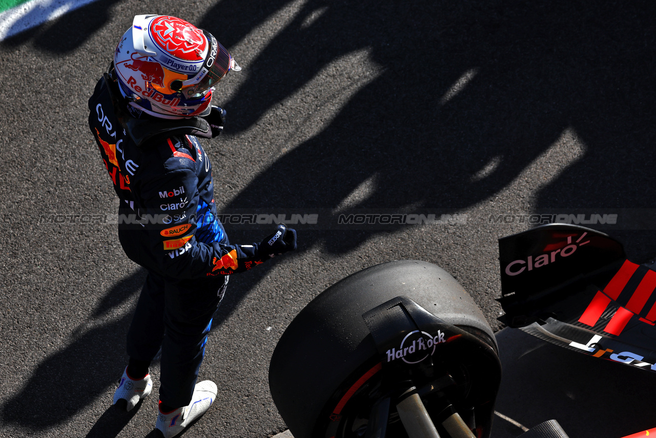 GP AUSTRALIA, Max Verstappen (NLD) Red Bull Racing RB20 celebrates his pole position in qualifying parc ferme.

23.03.2024. Formula 1 World Championship, Rd 3, Australian Grand Prix, Albert Park, Melbourne, Australia, Qualifiche Day.

 - www.xpbimages.com, EMail: requests@xpbimages.com © Copyright: Coates / XPB Images