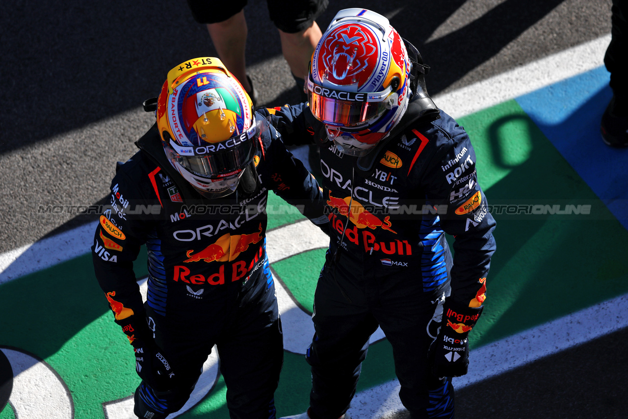 GP AUSTRALIA, (L to R): Sergio Perez (MEX) Red Bull Racing with pole sitter e team mate Max Verstappen (NLD) Red Bull Racing in qualifying parc ferme.

23.03.2024. Formula 1 World Championship, Rd 3, Australian Grand Prix, Albert Park, Melbourne, Australia, Qualifiche Day.

 - www.xpbimages.com, EMail: requests@xpbimages.com © Copyright: Coates / XPB Images