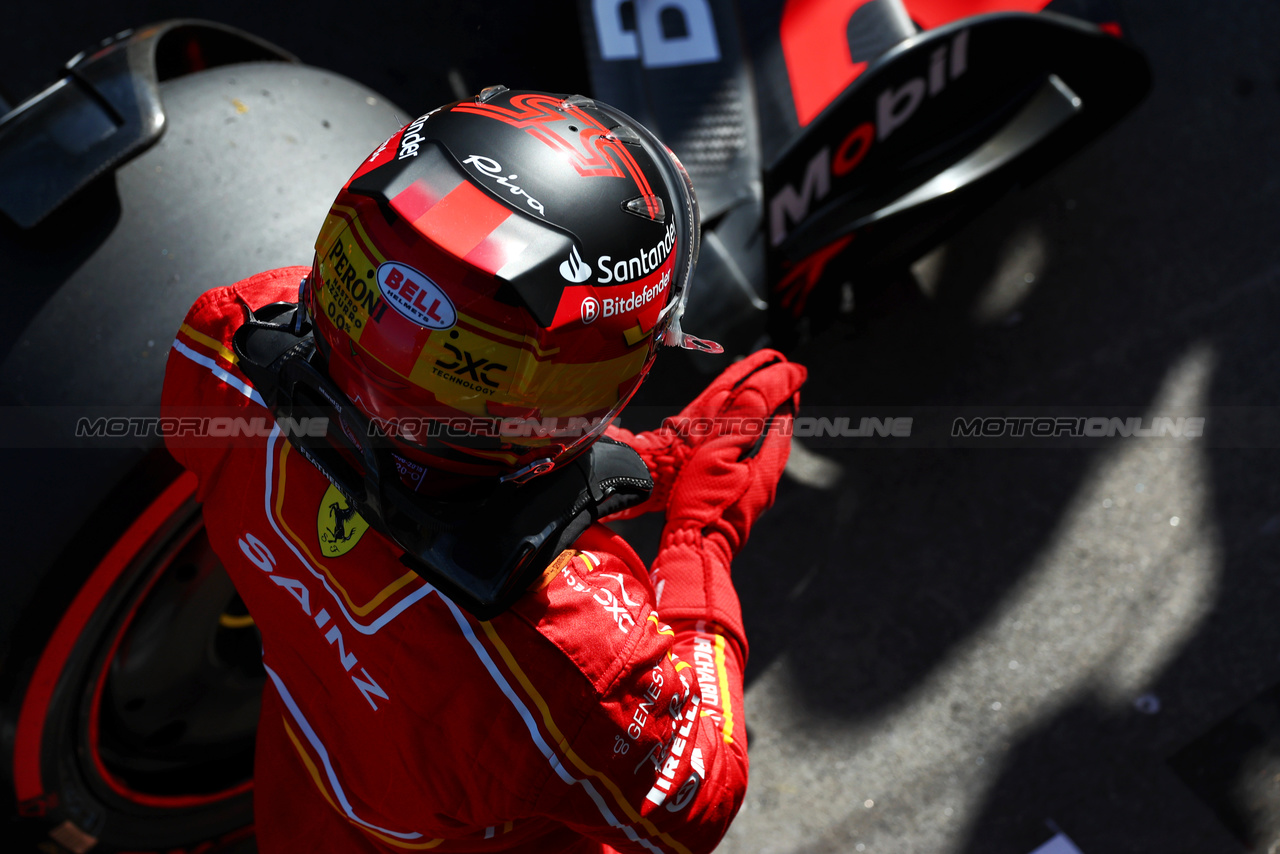 GP AUSTRALIA, Carlos Sainz Jr (ESP) Ferrari celebrates his second position in qualifying parc ferme.

23.03.2024. Formula 1 World Championship, Rd 3, Australian Grand Prix, Albert Park, Melbourne, Australia, Qualifiche Day.

 - www.xpbimages.com, EMail: requests@xpbimages.com © Copyright: Coates / XPB Images