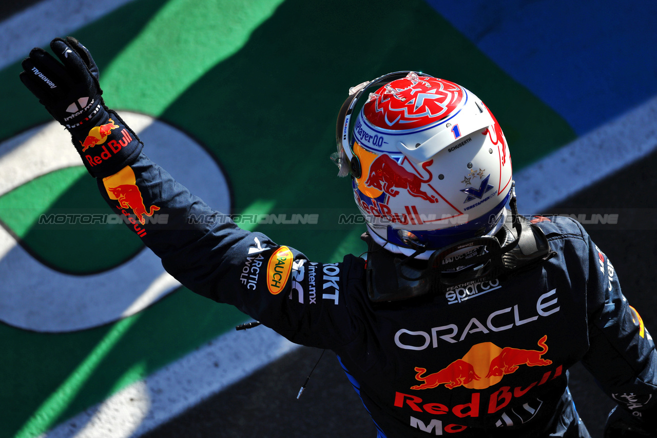 GP AUSTRALIA, Max Verstappen (NLD) Red Bull Racing celebrates his pole position in qualifying parc ferme.

23.03.2024. Formula 1 World Championship, Rd 3, Australian Grand Prix, Albert Park, Melbourne, Australia, Qualifiche Day.

 - www.xpbimages.com, EMail: requests@xpbimages.com © Copyright: Coates / XPB Images
