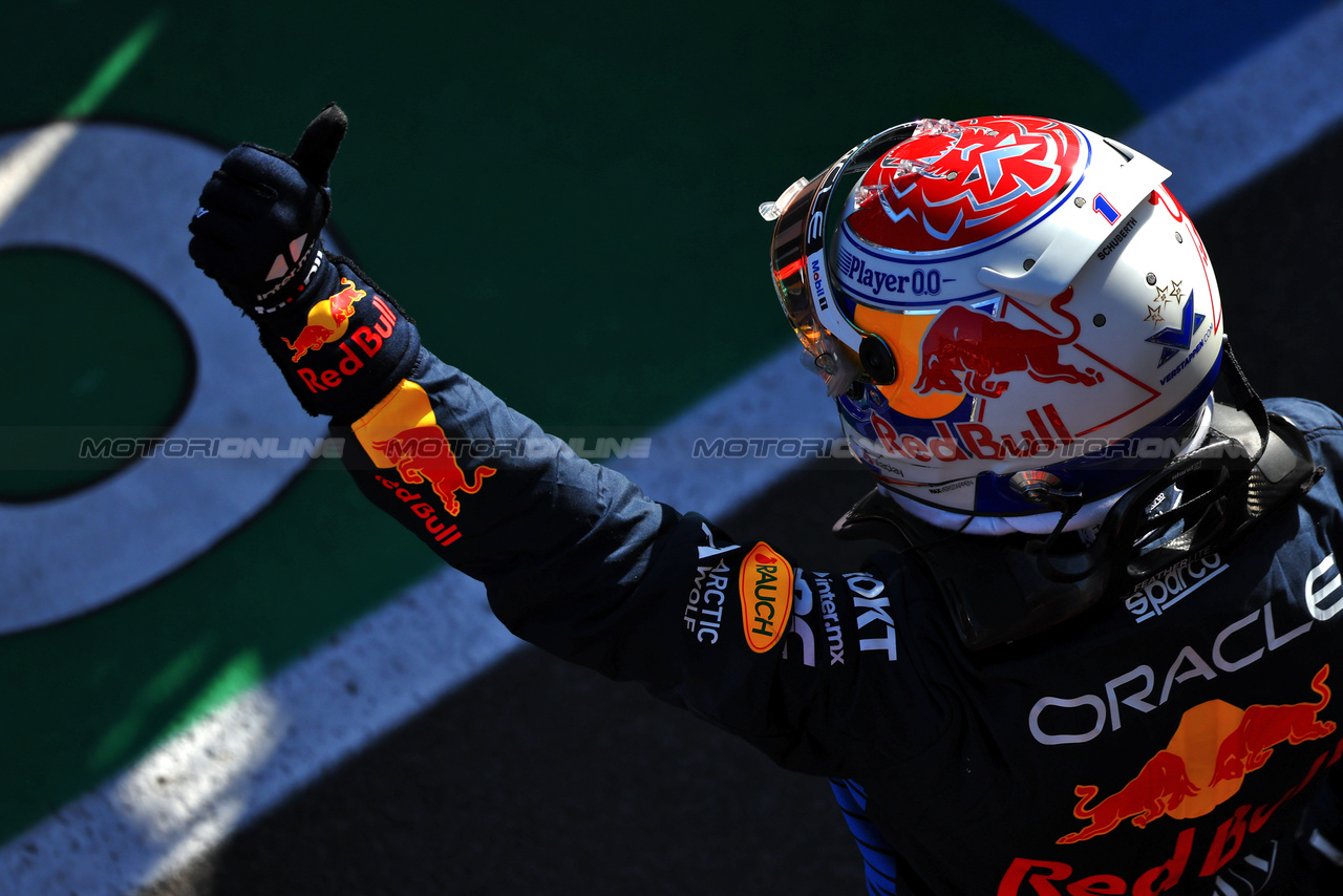 GP AUSTRALIA, Max Verstappen (NLD) Red Bull Racing celebrates his pole position in qualifying parc ferme.

23.03.2024. Formula 1 World Championship, Rd 3, Australian Grand Prix, Albert Park, Melbourne, Australia, Qualifiche Day.

 - www.xpbimages.com, EMail: requests@xpbimages.com © Copyright: Coates / XPB Images