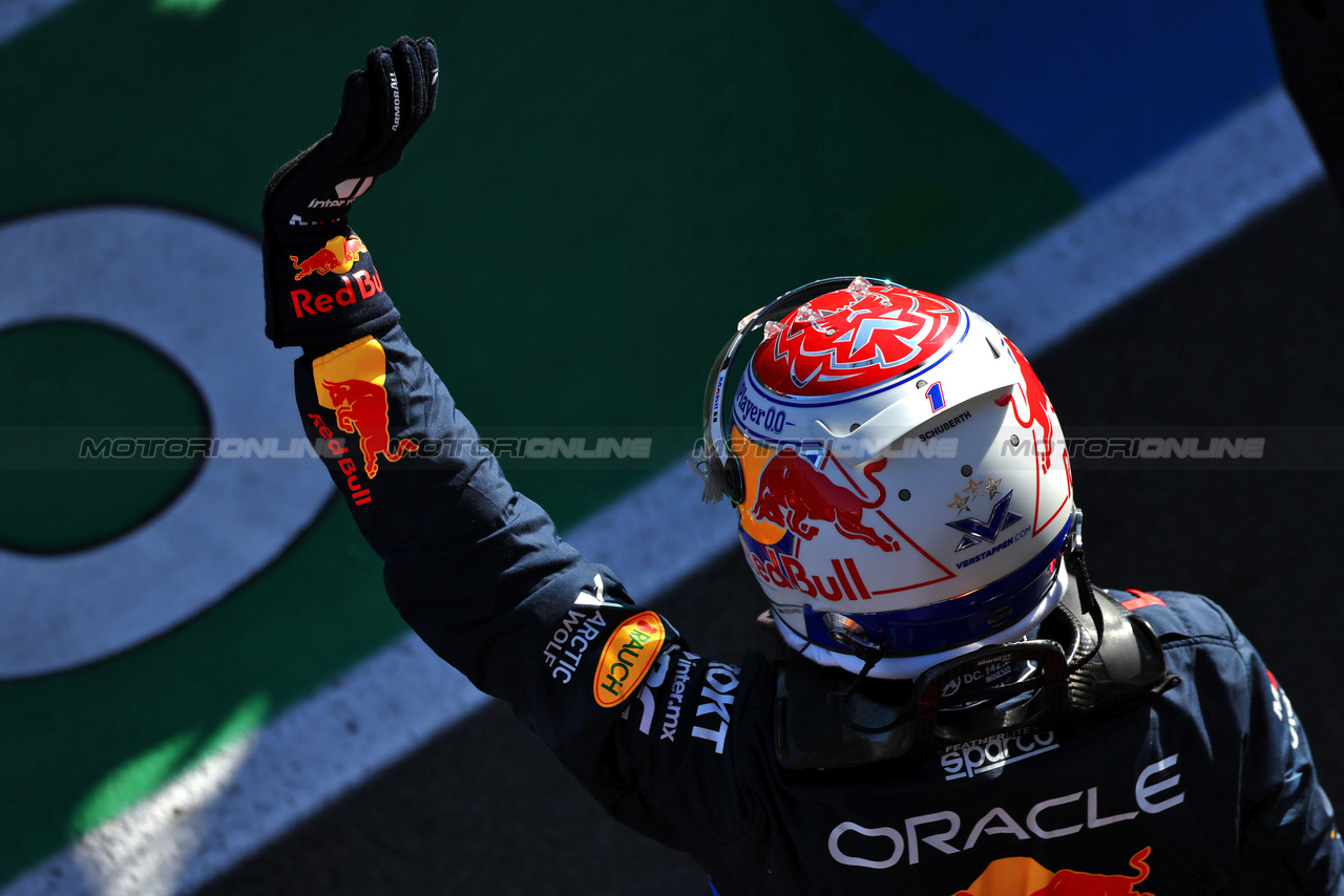 GP AUSTRALIA, Max Verstappen (NLD) Red Bull Racing celebrates his pole position in qualifying parc ferme.

23.03.2024. Formula 1 World Championship, Rd 3, Australian Grand Prix, Albert Park, Melbourne, Australia, Qualifiche Day.

 - www.xpbimages.com, EMail: requests@xpbimages.com © Copyright: Coates / XPB Images