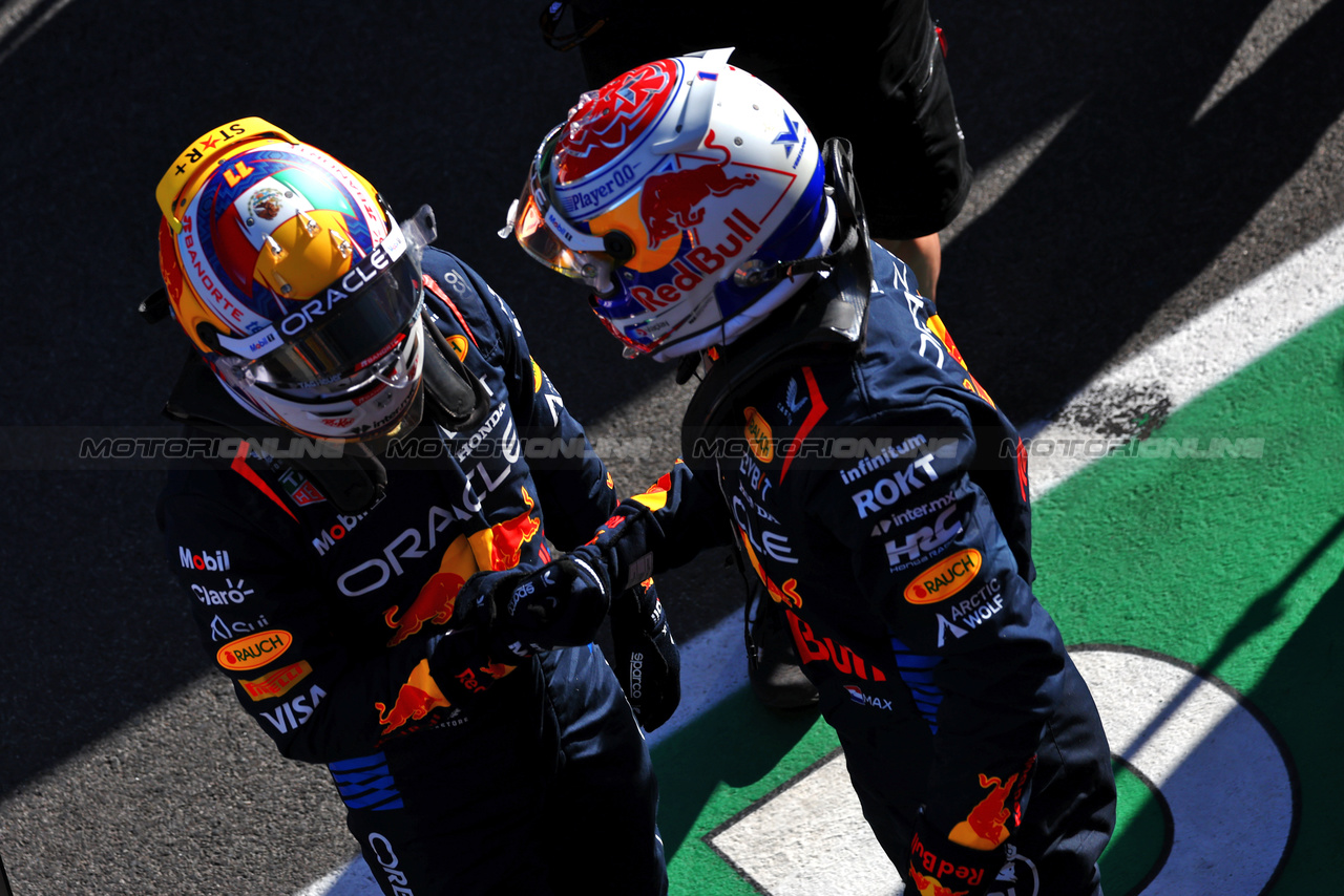 GP AUSTRALIA, (L to R): Sergio Perez (MEX) Red Bull Racing with pole sitter e team mate Max Verstappen (NLD) Red Bull Racing in qualifying parc ferme.

23.03.2024. Formula 1 World Championship, Rd 3, Australian Grand Prix, Albert Park, Melbourne, Australia, Qualifiche Day.

 - www.xpbimages.com, EMail: requests@xpbimages.com © Copyright: Coates / XPB Images