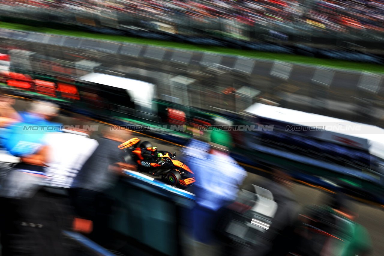 GP AUSTRALIA, Lando Norris (GBR) McLaren MCL38.

23.03.2024. Formula 1 World Championship, Rd 3, Australian Grand Prix, Albert Park, Melbourne, Australia, Qualifiche Day.

 - www.xpbimages.com, EMail: requests@xpbimages.com © Copyright: Coates / XPB Images