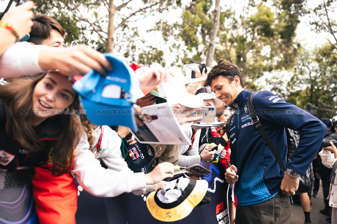 GP AUSTRALIA, Alexander Albon (THA) Williams Racing with fans.

23.03.2024. Formula 1 World Championship, Rd 3, Australian Grand Prix, Albert Park, Melbourne, Australia, Qualifiche Day.

- www.xpbimages.com, EMail: requests@xpbimages.com © Copyright: Bearne / XPB Images