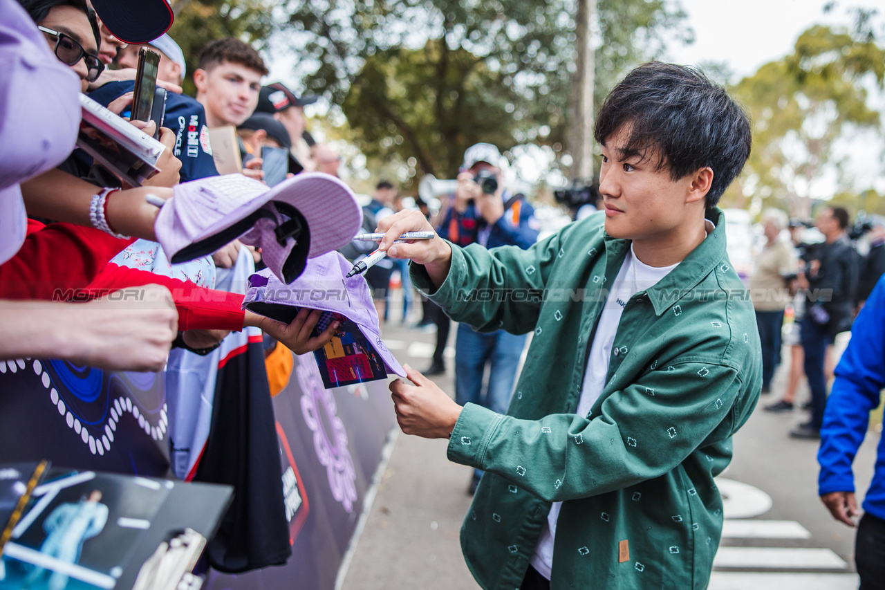 GP AUSTRALIA, Yuki Tsunoda (JPN) RB with fans.

23.03.2024. Formula 1 World Championship, Rd 3, Australian Grand Prix, Albert Park, Melbourne, Australia, Qualifiche Day.

- www.xpbimages.com, EMail: requests@xpbimages.com © Copyright: Bearne / XPB Images