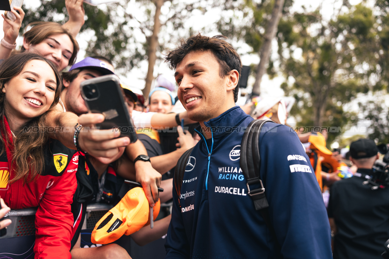 GP AUSTRALIA, Alexander Albon (THA) Williams Racing with fans.

23.03.2024. Formula 1 World Championship, Rd 3, Australian Grand Prix, Albert Park, Melbourne, Australia, Qualifiche Day.

- www.xpbimages.com, EMail: requests@xpbimages.com © Copyright: Bearne / XPB Images
