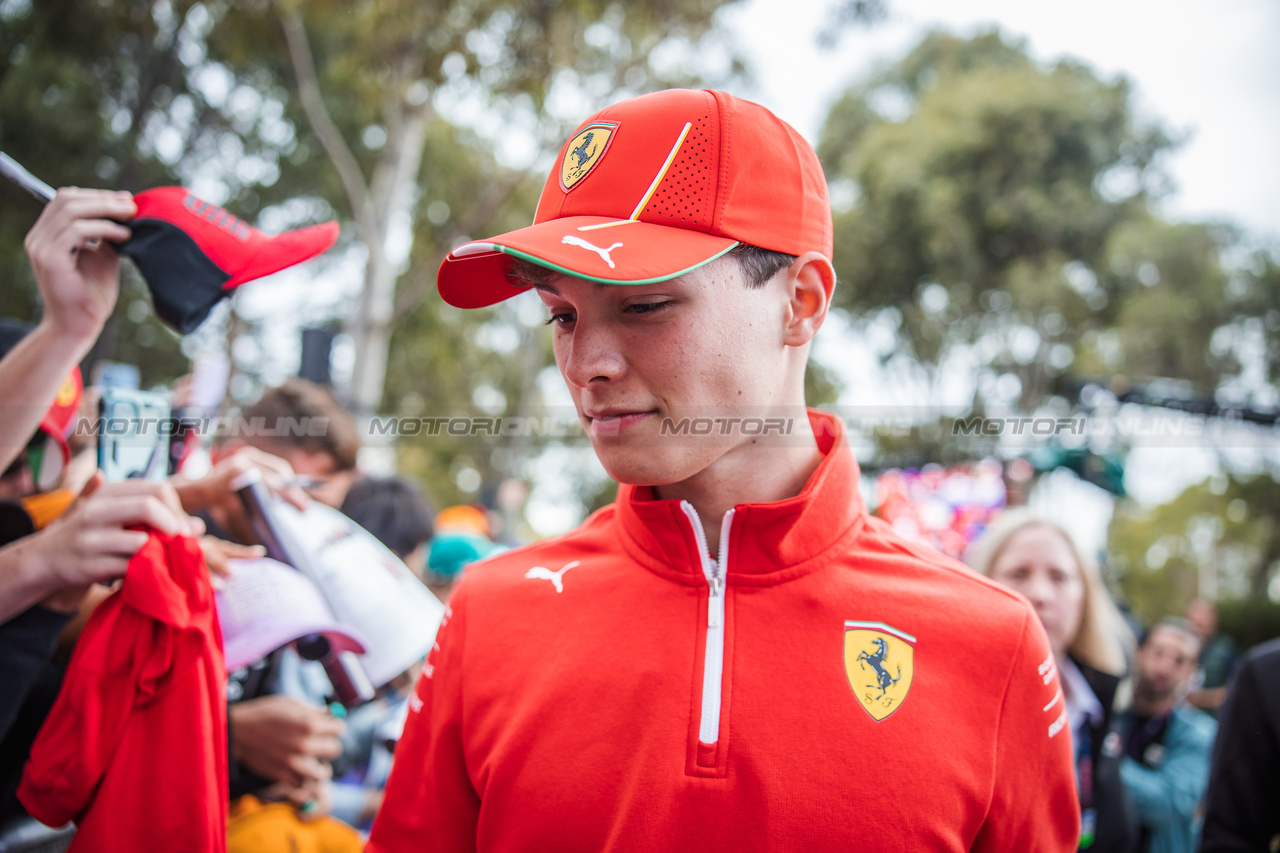 GP AUSTRALIA, Oliver Bearman (GBR) Ferrari Reserve Driver with fans.

23.03.2024. Formula 1 World Championship, Rd 3, Australian Grand Prix, Albert Park, Melbourne, Australia, Qualifiche Day.

- www.xpbimages.com, EMail: requests@xpbimages.com © Copyright: Bearne / XPB Images