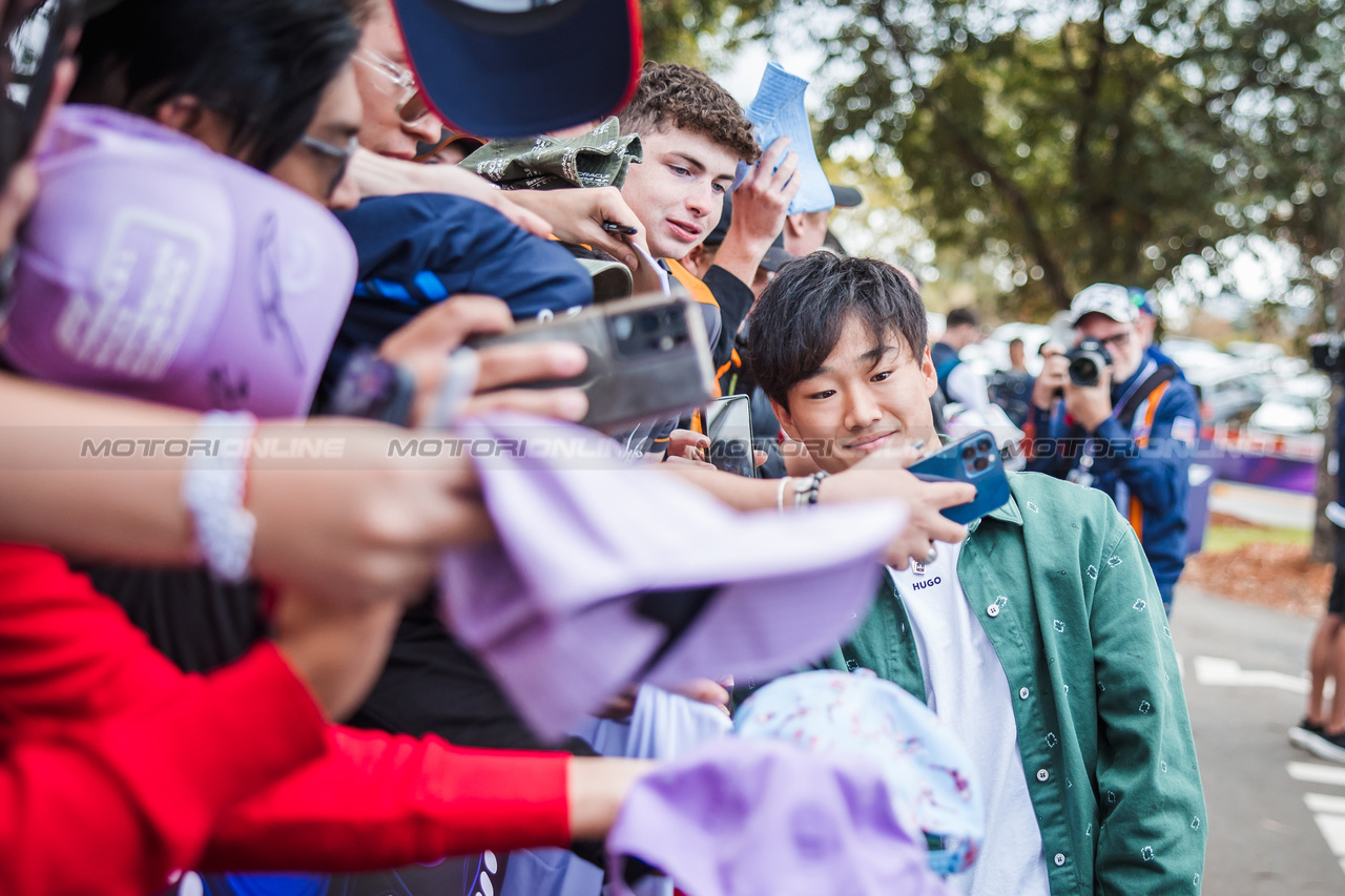 GP AUSTRALIA, Yuki Tsunoda (JPN) RB with fans.

23.03.2024. Formula 1 World Championship, Rd 3, Australian Grand Prix, Albert Park, Melbourne, Australia, Qualifiche Day.

- www.xpbimages.com, EMail: requests@xpbimages.com © Copyright: Bearne / XPB Images