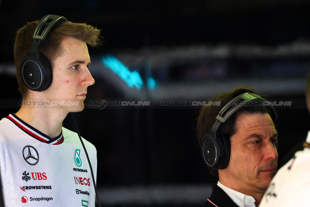 GP AUSTRALIA, Frederik Vesti (DEN) Mercedes AMG F1 W15 Reserve Driver with Toto Wolff (GER) Mercedes AMG F1 Shareholder e Executive Director.

23.03.2024. Formula 1 World Championship, Rd 3, Australian Grand Prix, Albert Park, Melbourne, Australia, Qualifiche Day.

- www.xpbimages.com, EMail: requests@xpbimages.com © Copyright: Batchelor / XPB Images