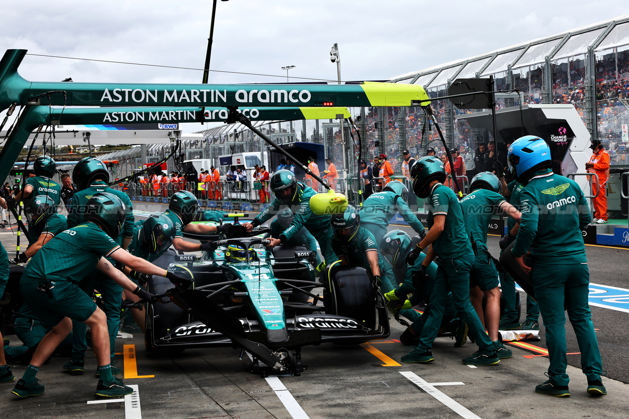 GP AUSTRALIA, Fernando Alonso (ESP) Aston Martin F1 Team AMR24 practices a pit stop.

23.03.2024. Formula 1 World Championship, Rd 3, Australian Grand Prix, Albert Park, Melbourne, Australia, Qualifiche Day.

- www.xpbimages.com, EMail: requests@xpbimages.com © Copyright: Batchelor / XPB Images